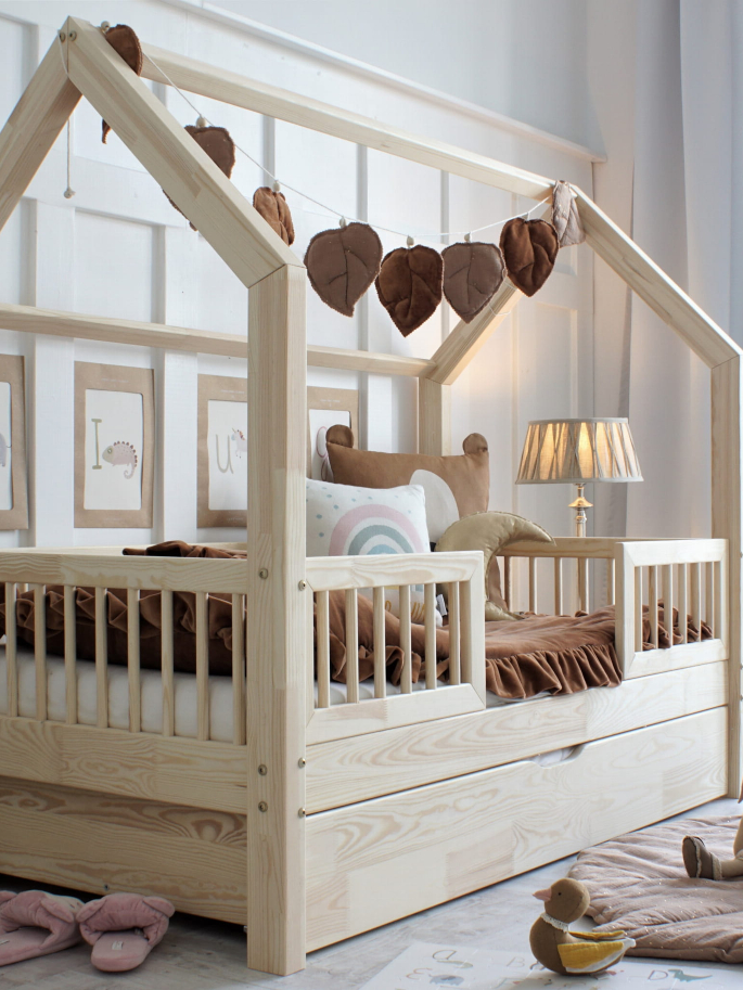 Habitación infantil con cama casita de madera 